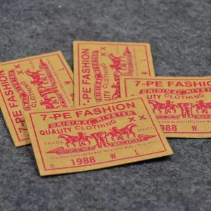Kraftpapier label met label en afgedrukte jeans