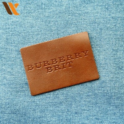 Bruin leren label met reliëflogo